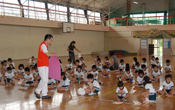 福島県いわき市の2つの小学校と、市立美術館を訪問し、紙飛行機教室を行いました
